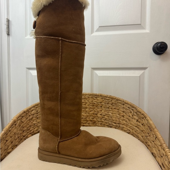 UGG Women's Cream Suede Boots with Fur Detail Size 6 - Picture 4 of 9